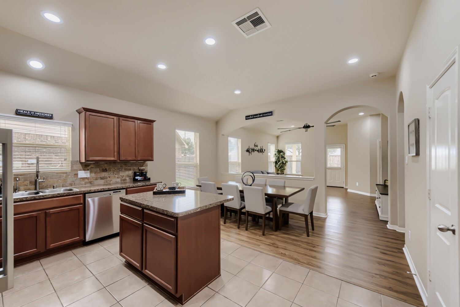 10 Supiro Court Manvel, TX 77578 - Photo 8 of 25 Kitchen