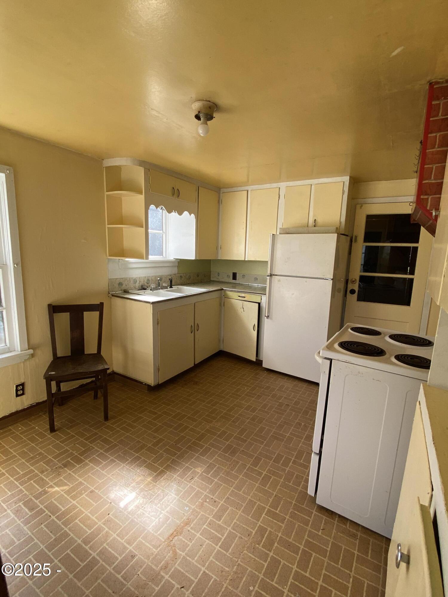 811 Southeast 7th Street Toledo, OR 97391 - Photo 20 of 36 Kitchen