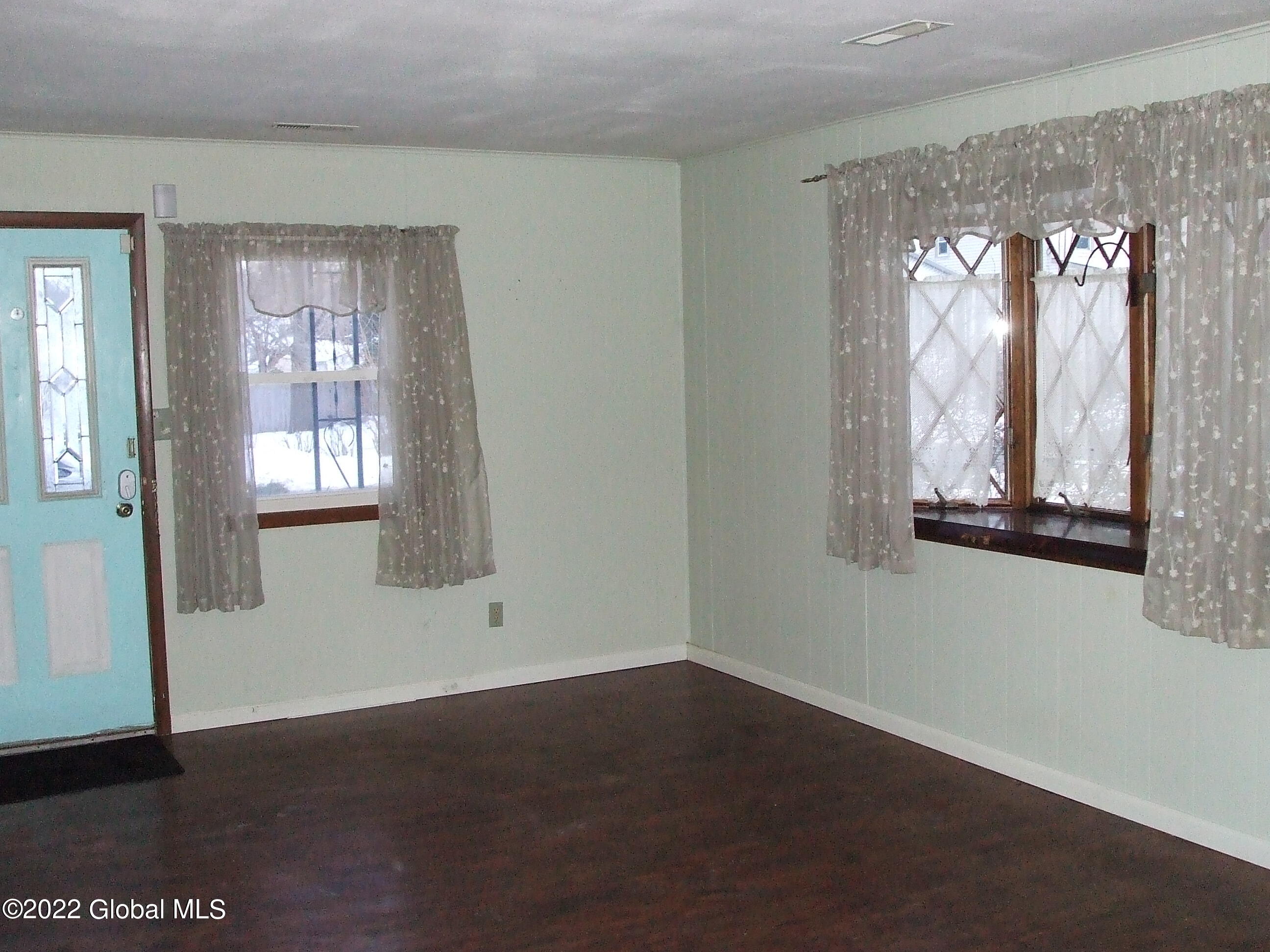 131 Clayton Road Schenectady, NY 12304 - Photo 4 of 34 DSCF2574