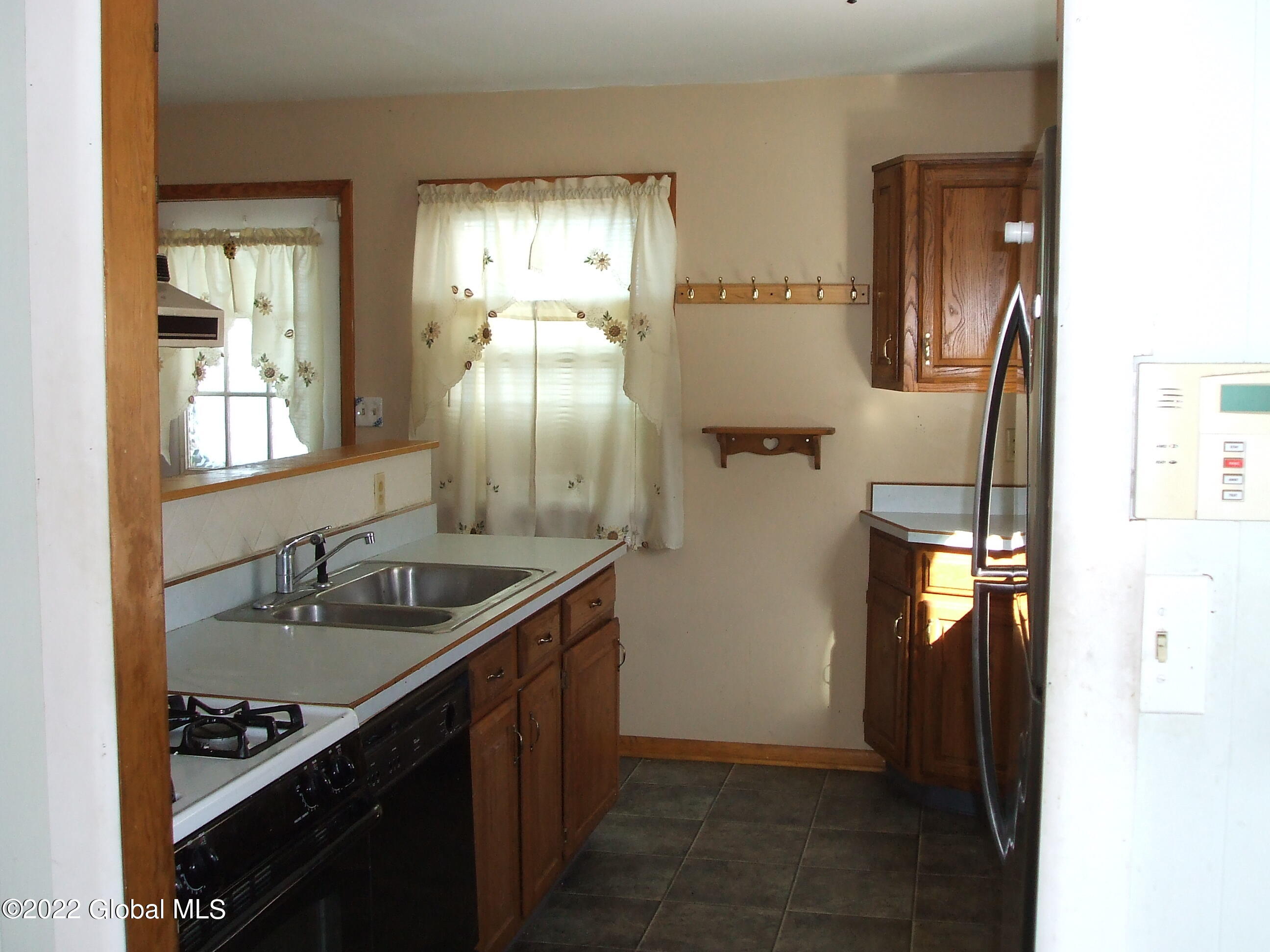 131 Clayton Road Schenectady, NY 12304 - Photo 6 of 34 DSCF2555