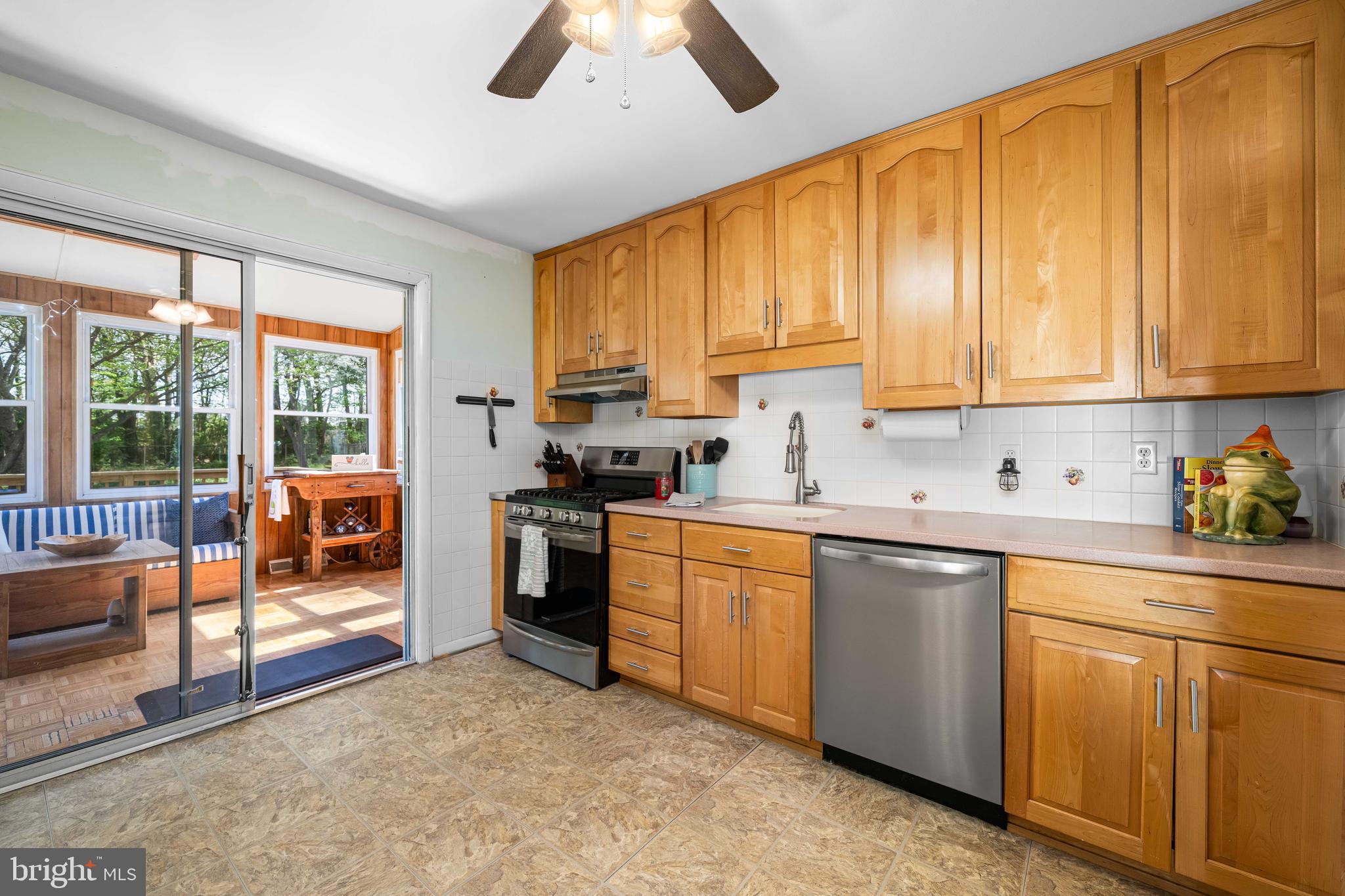 47 Old Manor Road Newark, DE 19711 - Photo 12 of 42 Kitchen w/ sliders to sunroom