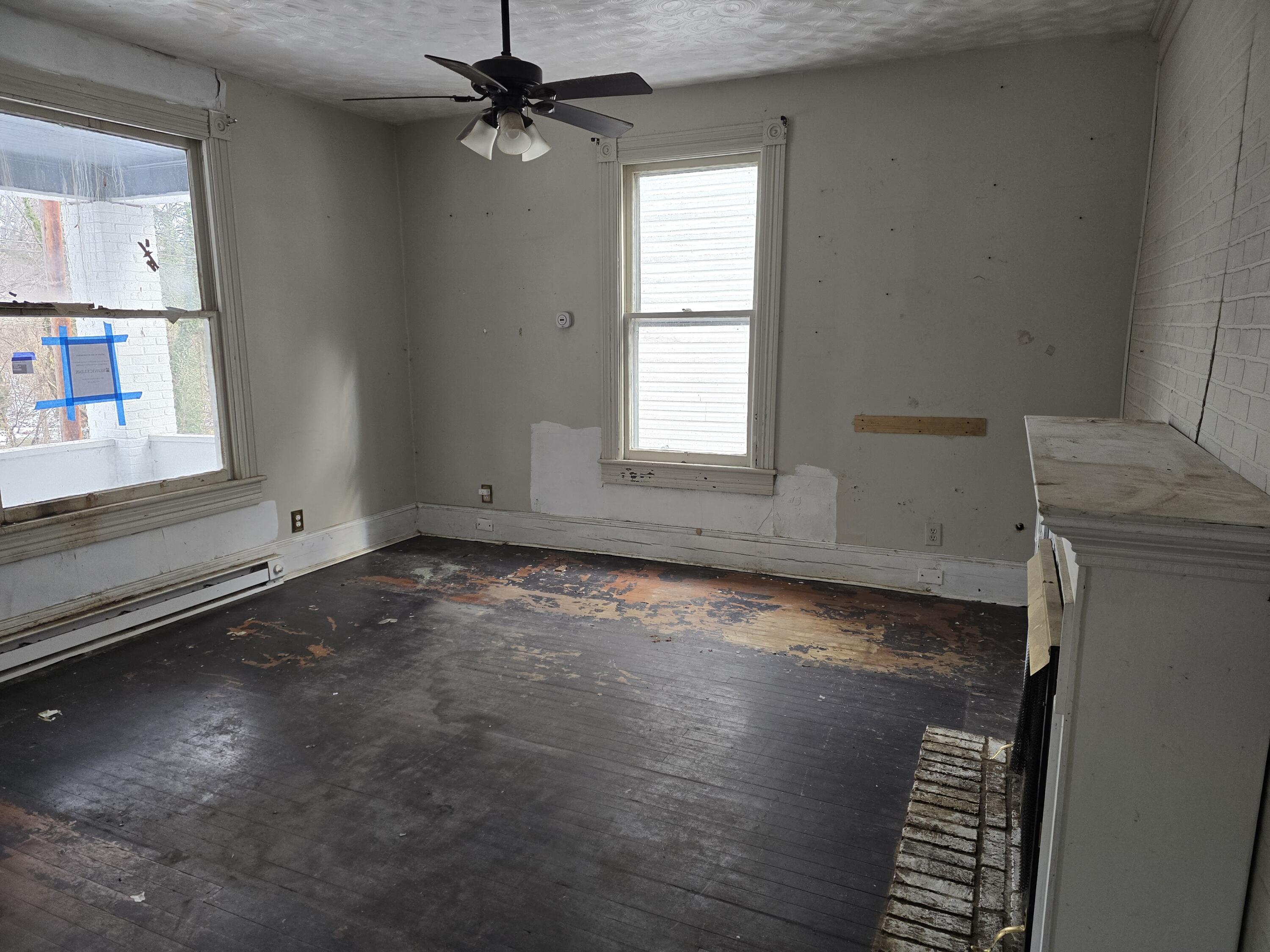 309 Roxbury Street Clifton Forge, VA 24422 - Photo 13 of 24 living room