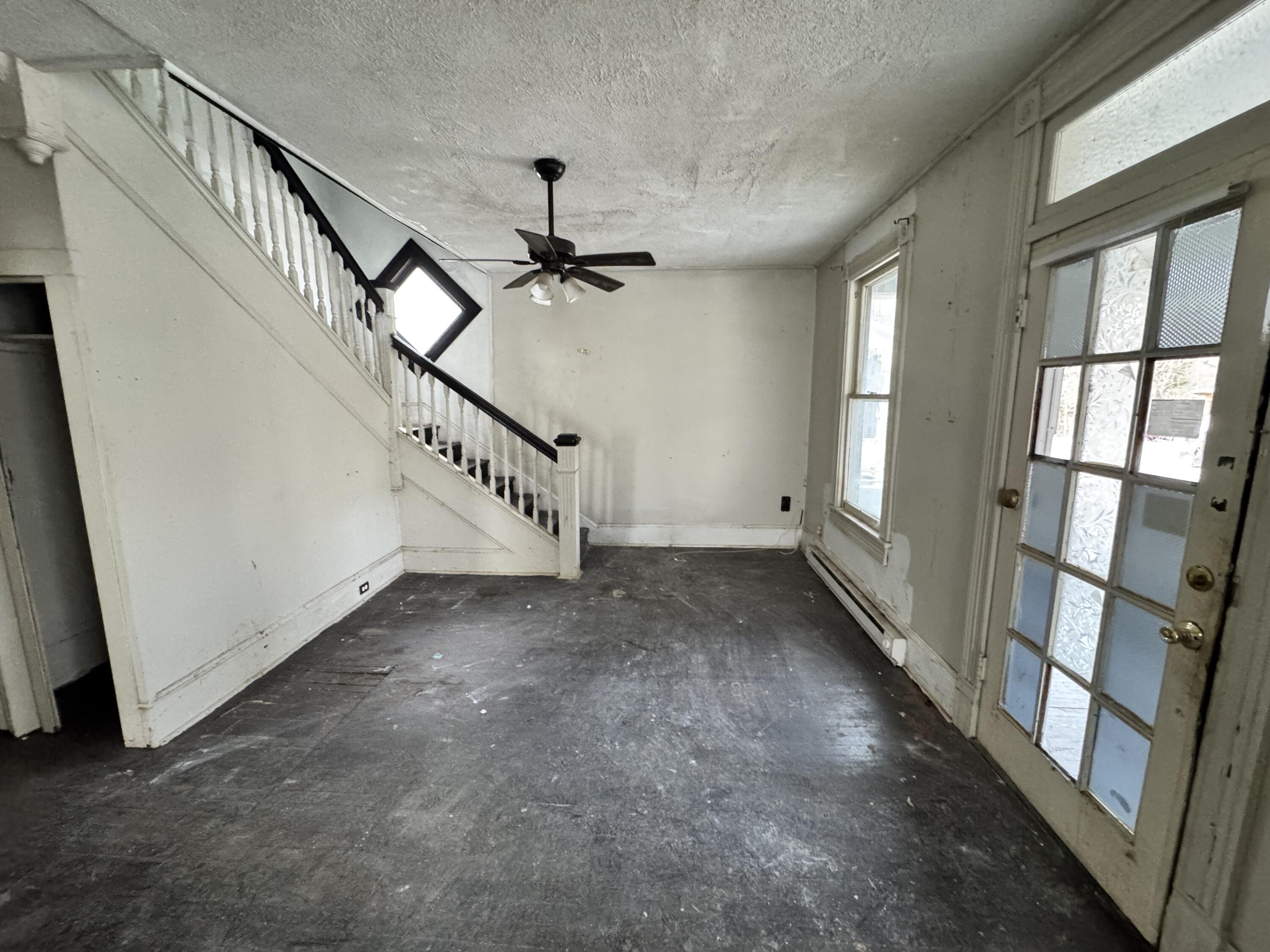 309 Roxbury Street Clifton Forge, VA 24422 - Photo 2 of 24 foyer