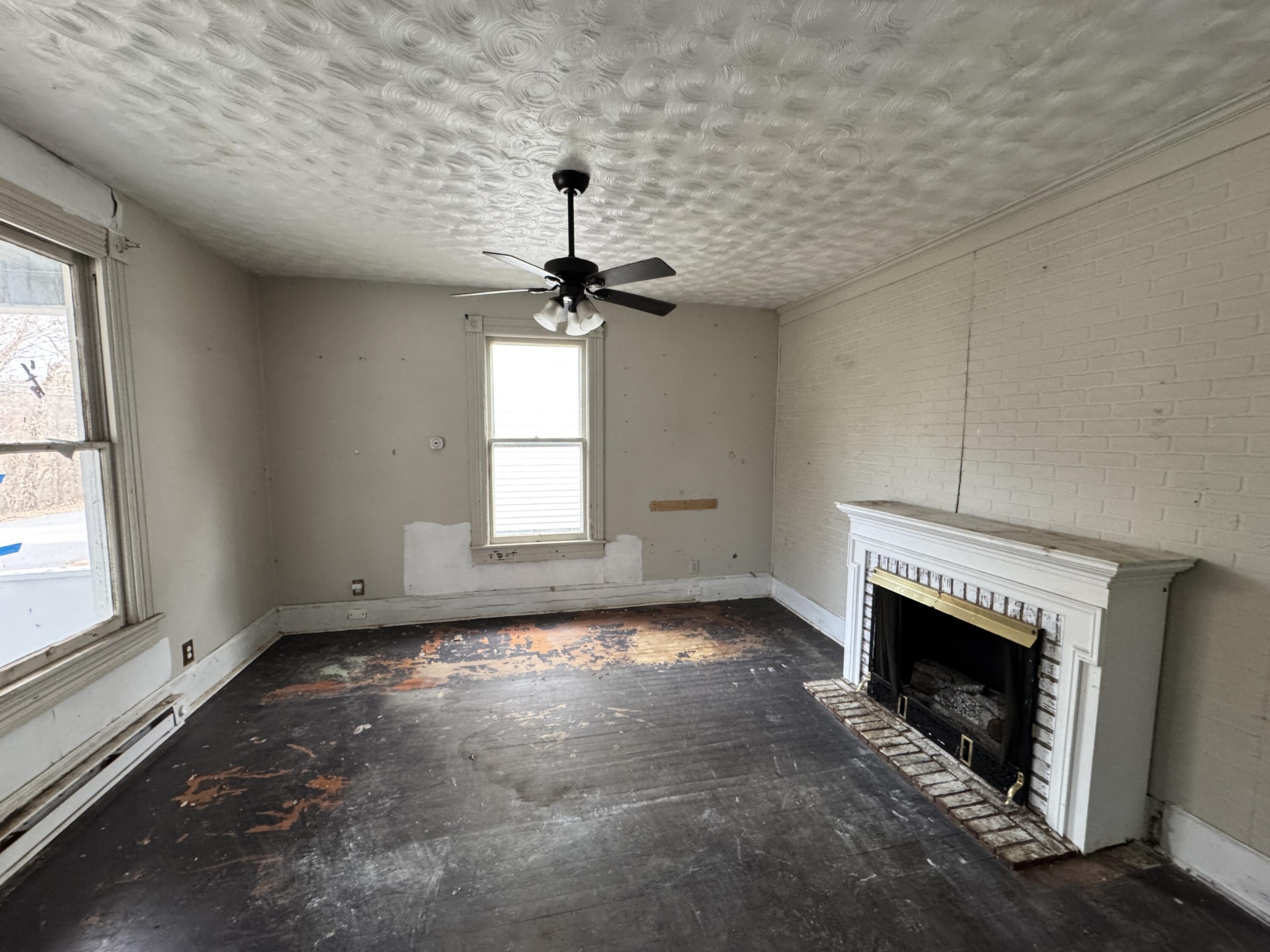 309 Roxbury Street Clifton Forge, VA 24422 - Photo 23 of 24 living room1a