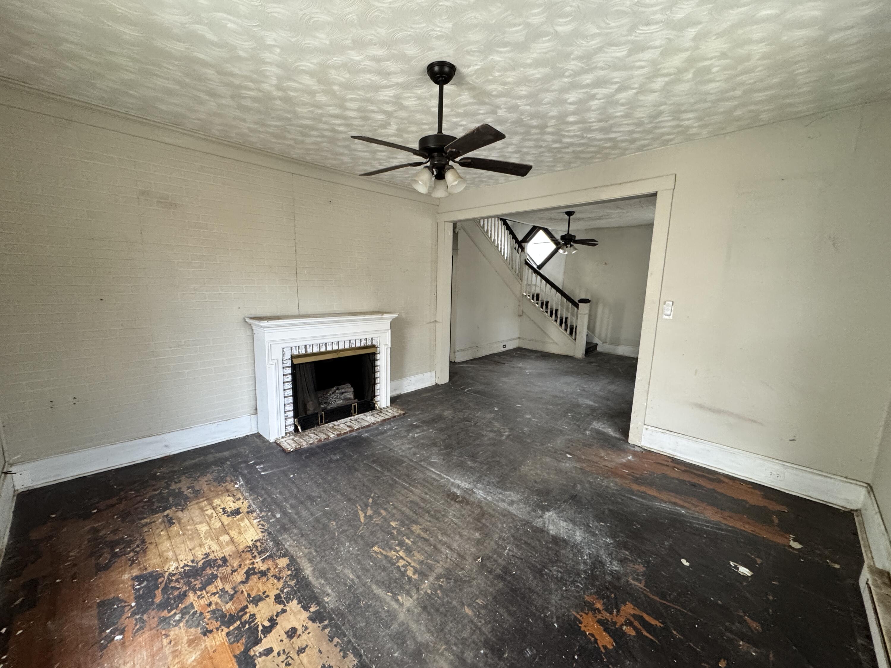 309 Roxbury Street Clifton Forge, VA 24422 - Photo 3 of 24 Livingroom1