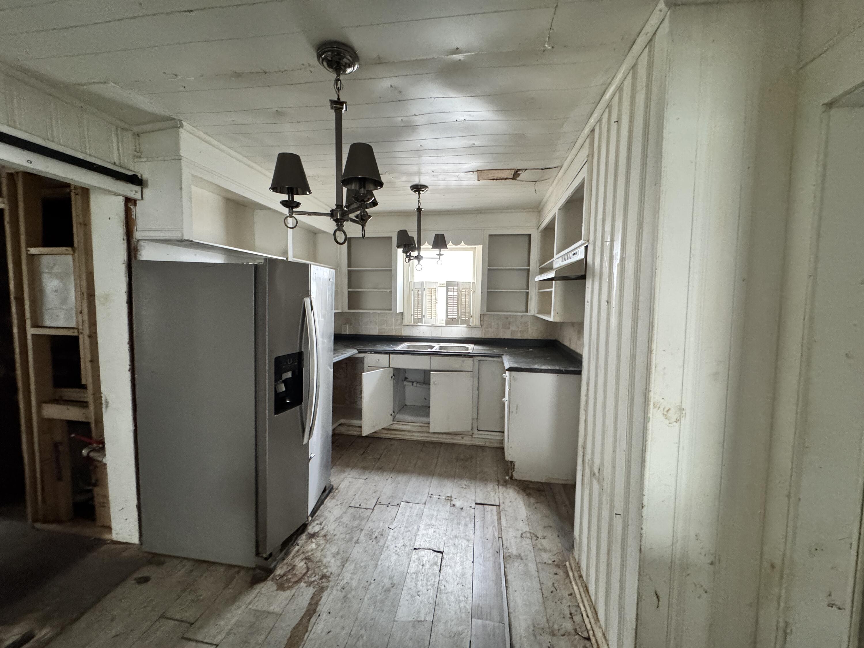 309 Roxbury Street Clifton Forge, VA 24422 - Photo 4 of 24 kitchen1