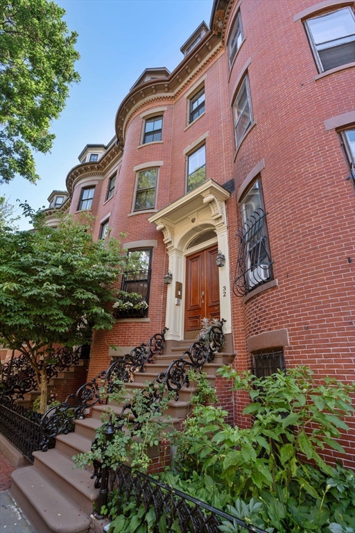 32 Rutland Square, Unit 1 Boston, MA 02118 - Photo 23 of 24 a front view of a multi story building with yard