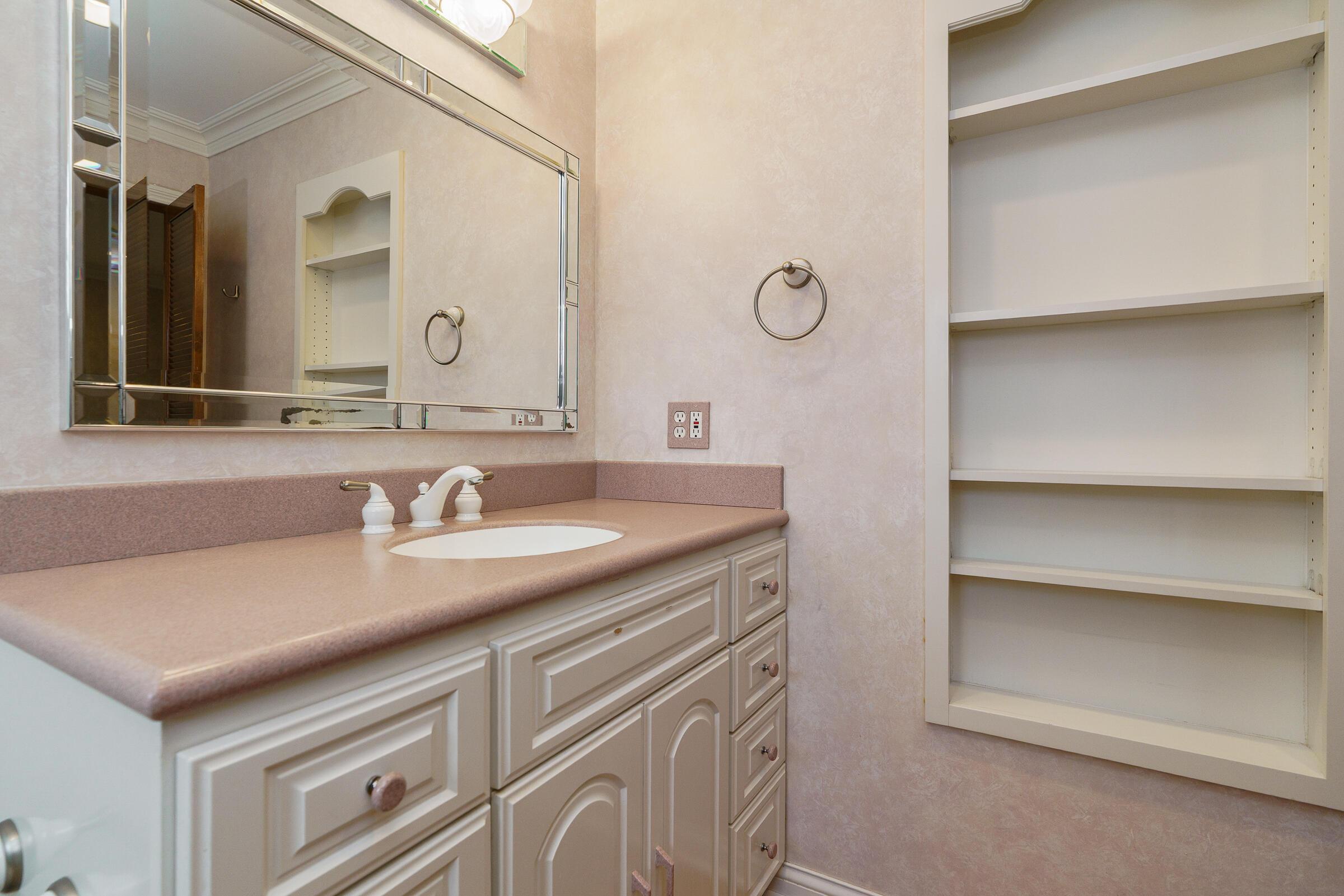 5975 Rocky Rill Road Columbus, OH 43235 - Photo 18 of 38 Primary Bathroom
