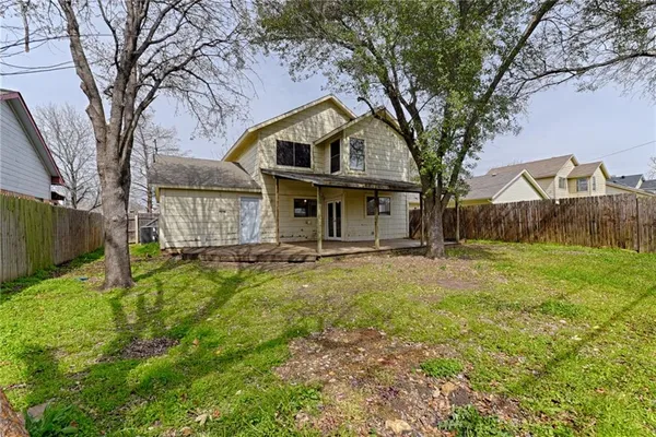 a view of a yard in front of the house