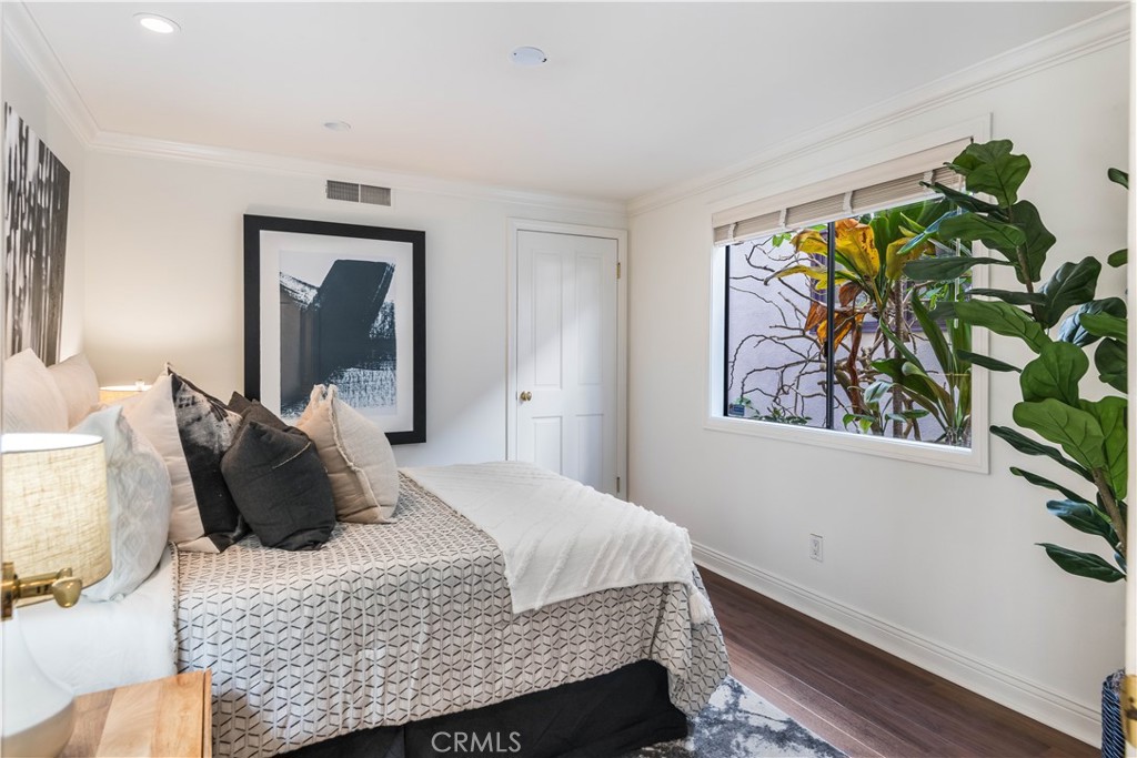 6090 Appian Way Long Beach, CA 90803 - Photo 27 of 41 a bedroom with a bed and a painting on the wall