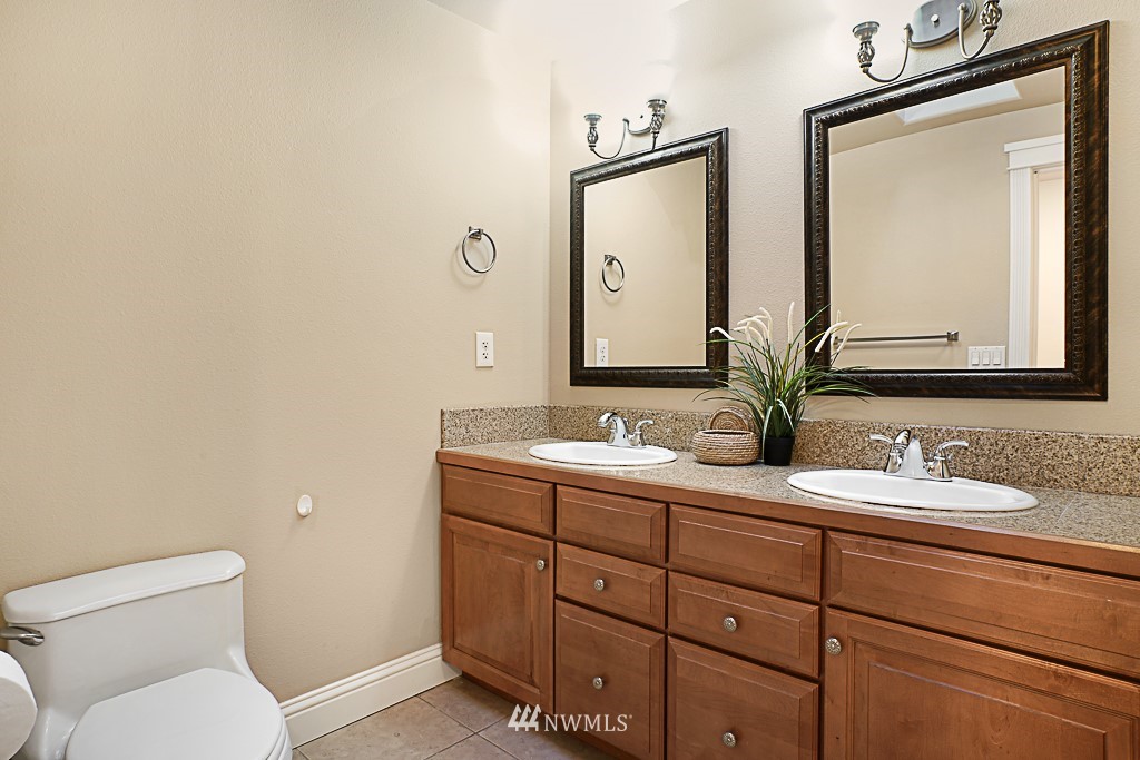 2806 183rd Avenue Northeast Redmond, WA 98052 - Photo 21 of 40 a bathroom with a toilet a sink and mirror