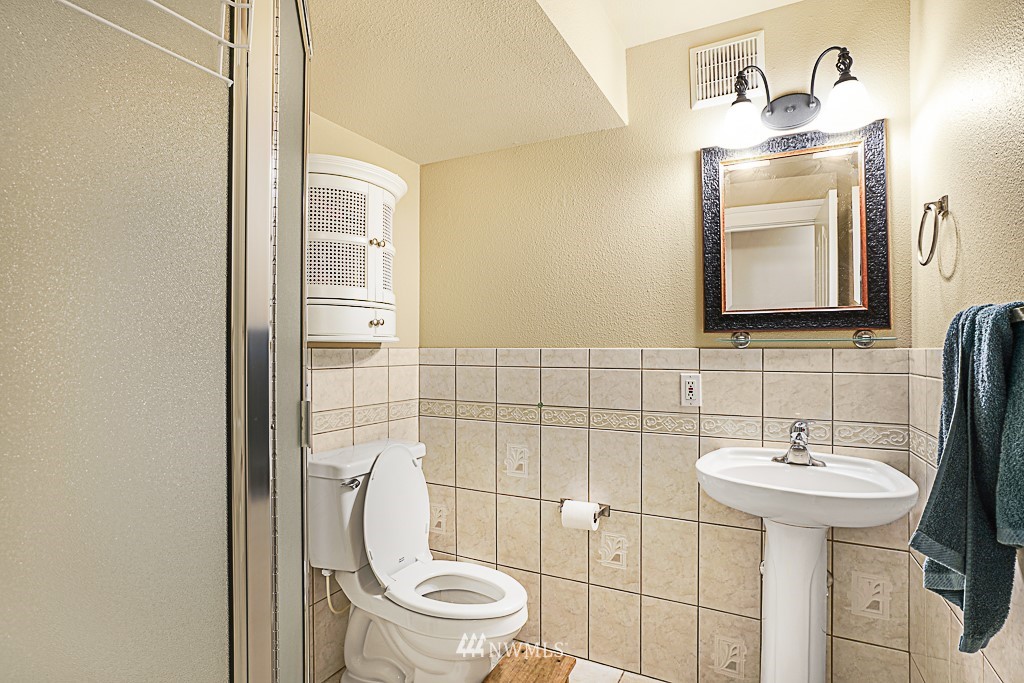 2806 183rd Avenue Northeast Redmond, WA 98052 - Photo 26 of 40 a bathroom with a sink toilet and mirror