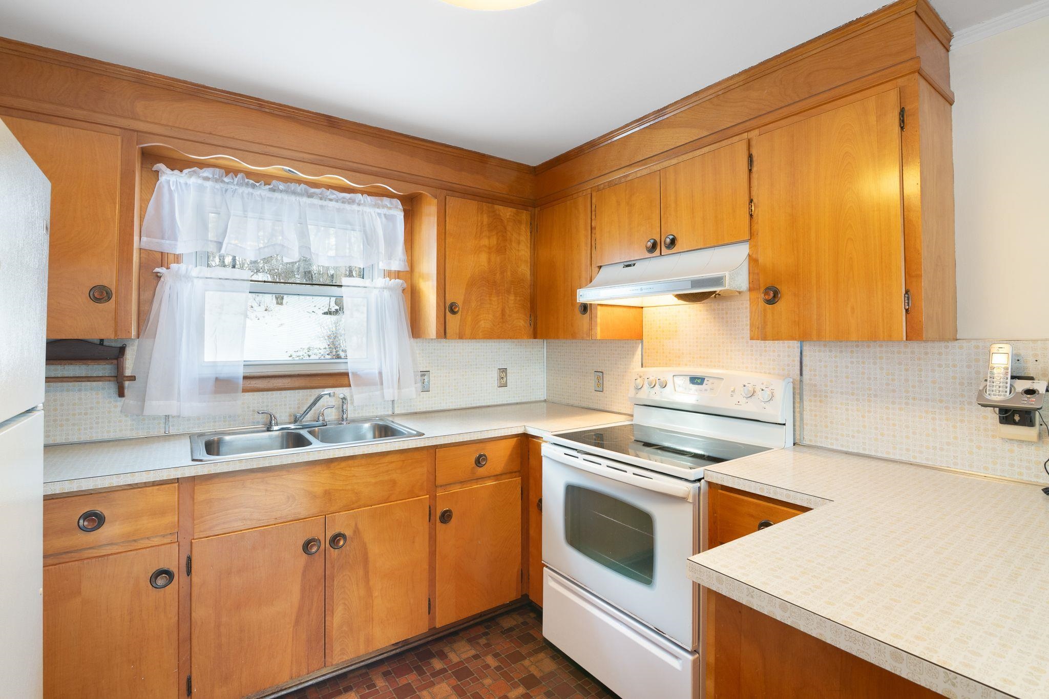 39 Atwood Street Brattleboro, VT 05301 - Photo 2 of 16