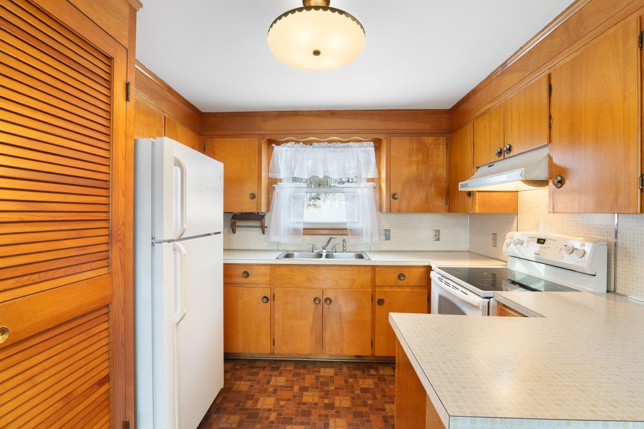 39 Atwood Street Brattleboro, VT 05301 - Photo 3 of 16