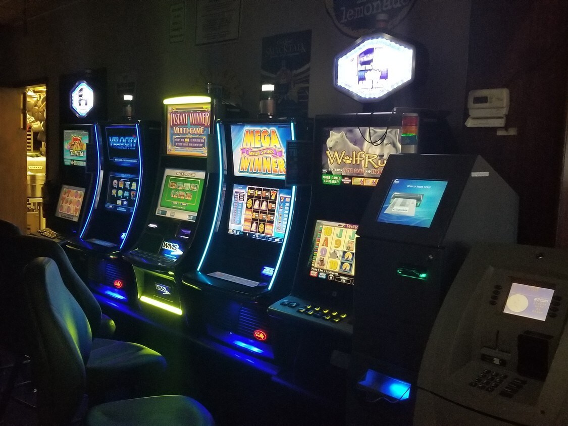 900 North Union Street Dwight, IL 60420 - Photo 11 of 13 a living room with furniture and a flat screen tv