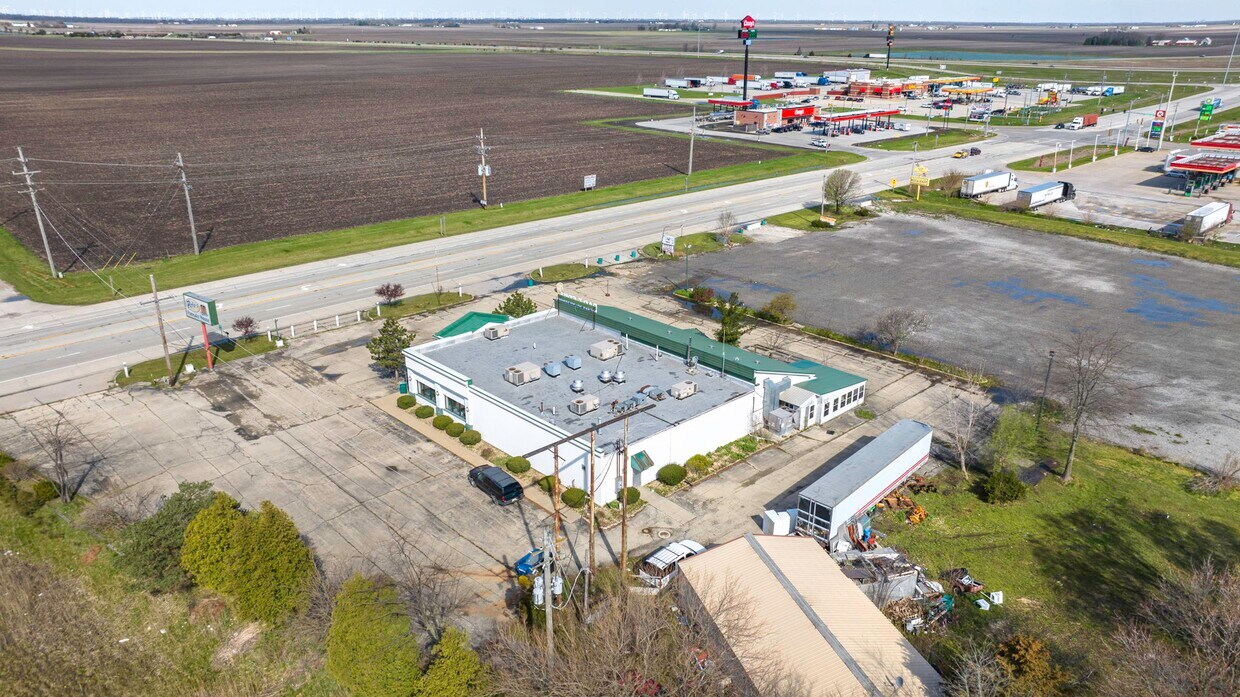 900 North Union Street Dwight, IL 60420 - Photo 3 of 13 a view of a swimming pool with an outdoor space