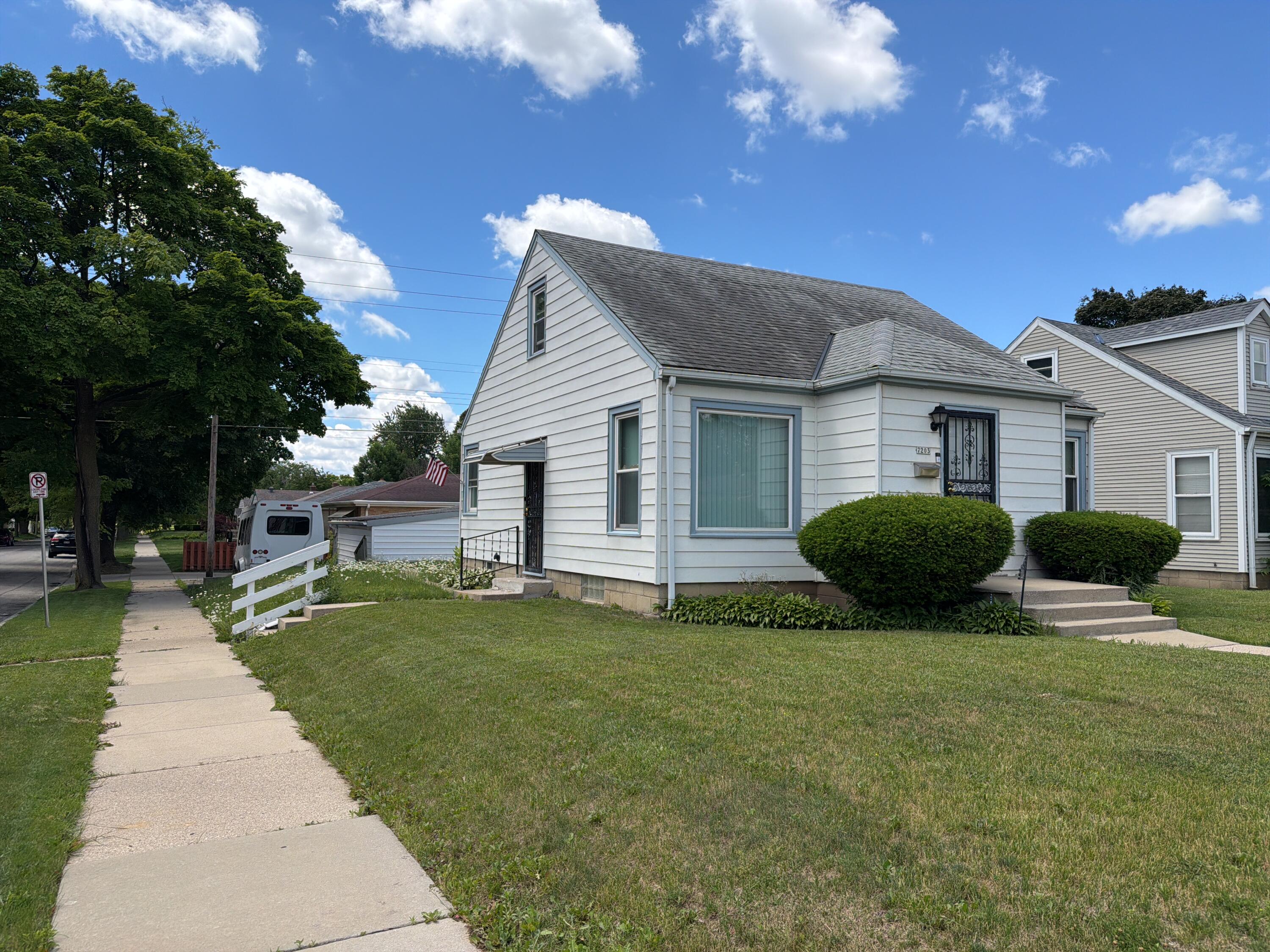 7203 West Hampton Avenue Milwaukee, WI 53218 - Photo 2 of 19 1781972876618