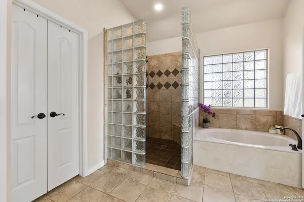 $779,500 | 140 Legacy Trail Drive, La Vernia, TX 78121