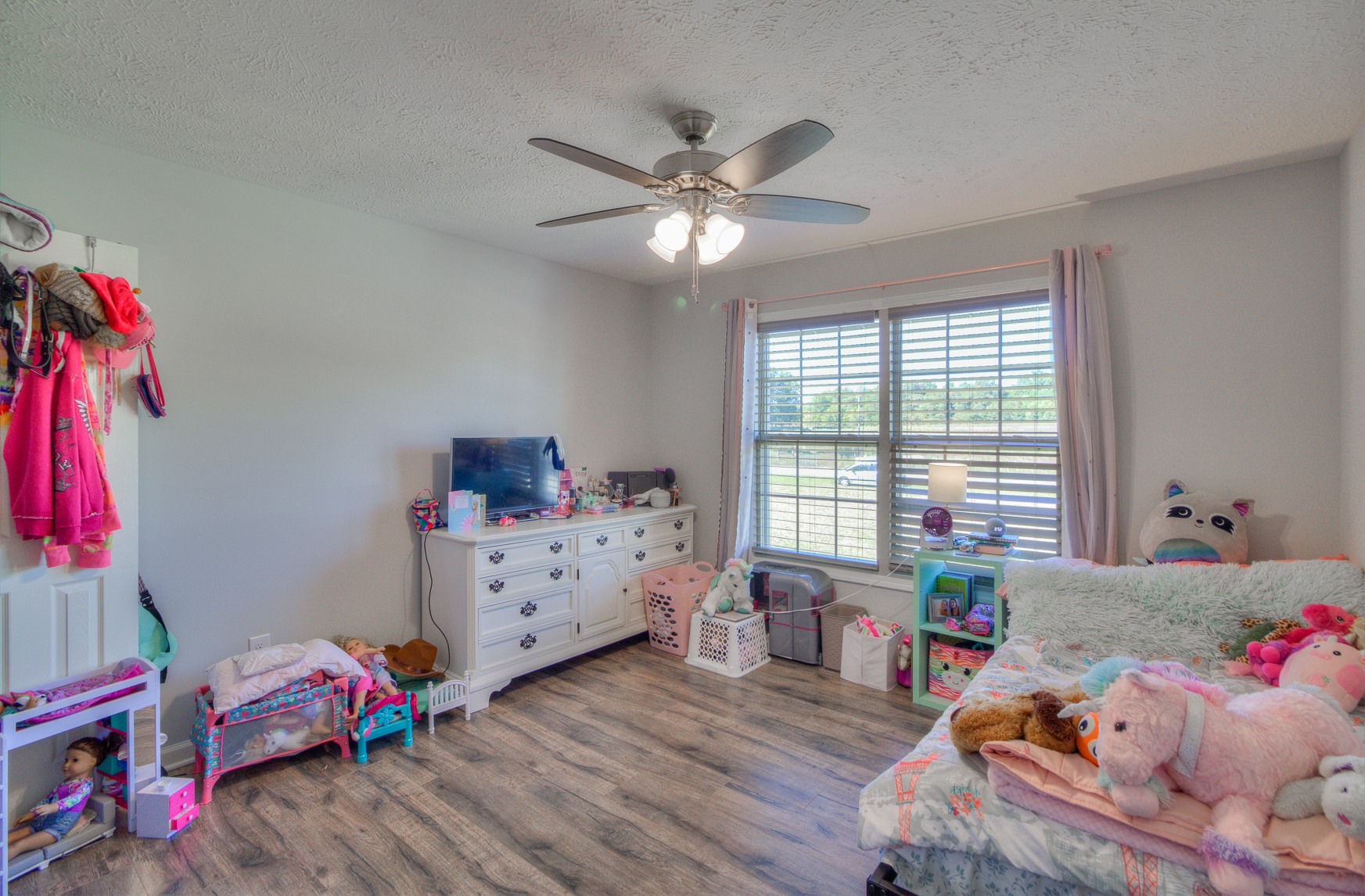 869 Jarrell Road Manchester, TN 37355 - Photo 18 of 33 a workspace with furniture and a wooden floor
