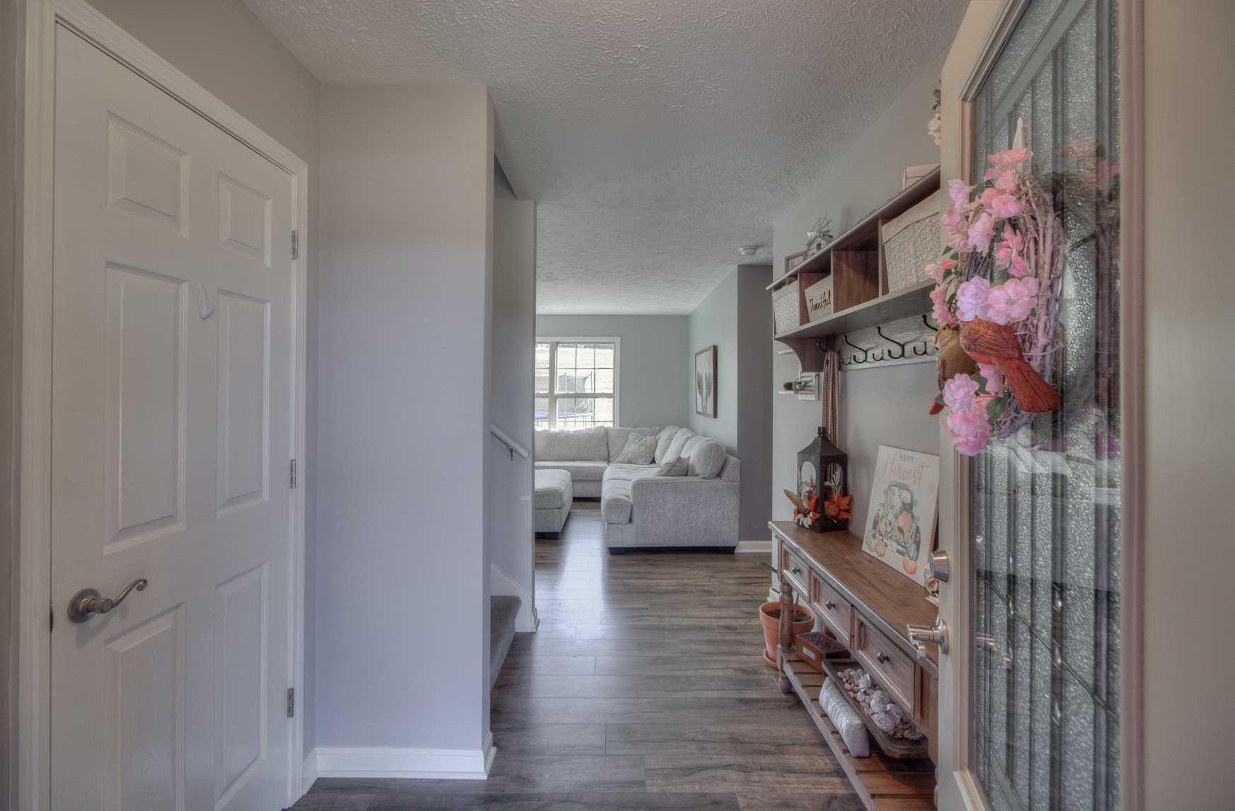 869 Jarrell Road Manchester, TN 37355 - Photo 3 of 33 a hall way with furniture and a lamp