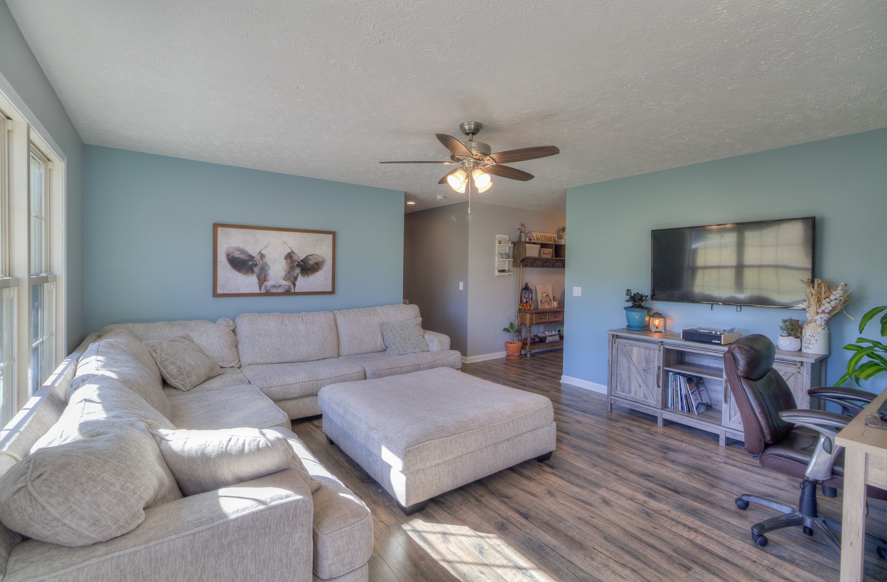 869 Jarrell Road Manchester, TN 37355 - Photo 4 of 33 a living room with furniture and a flat screen tv