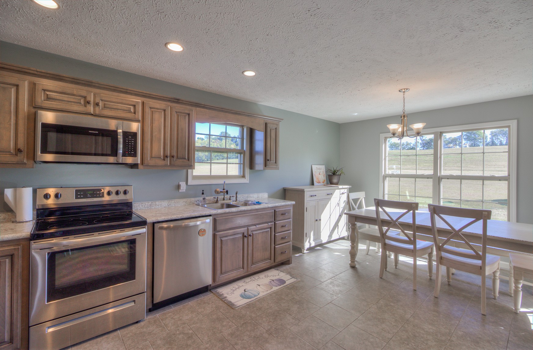 869 Jarrell Road Manchester, TN 37355 - Photo 8 of 33 a kitchen with lots of counter top space and dining table