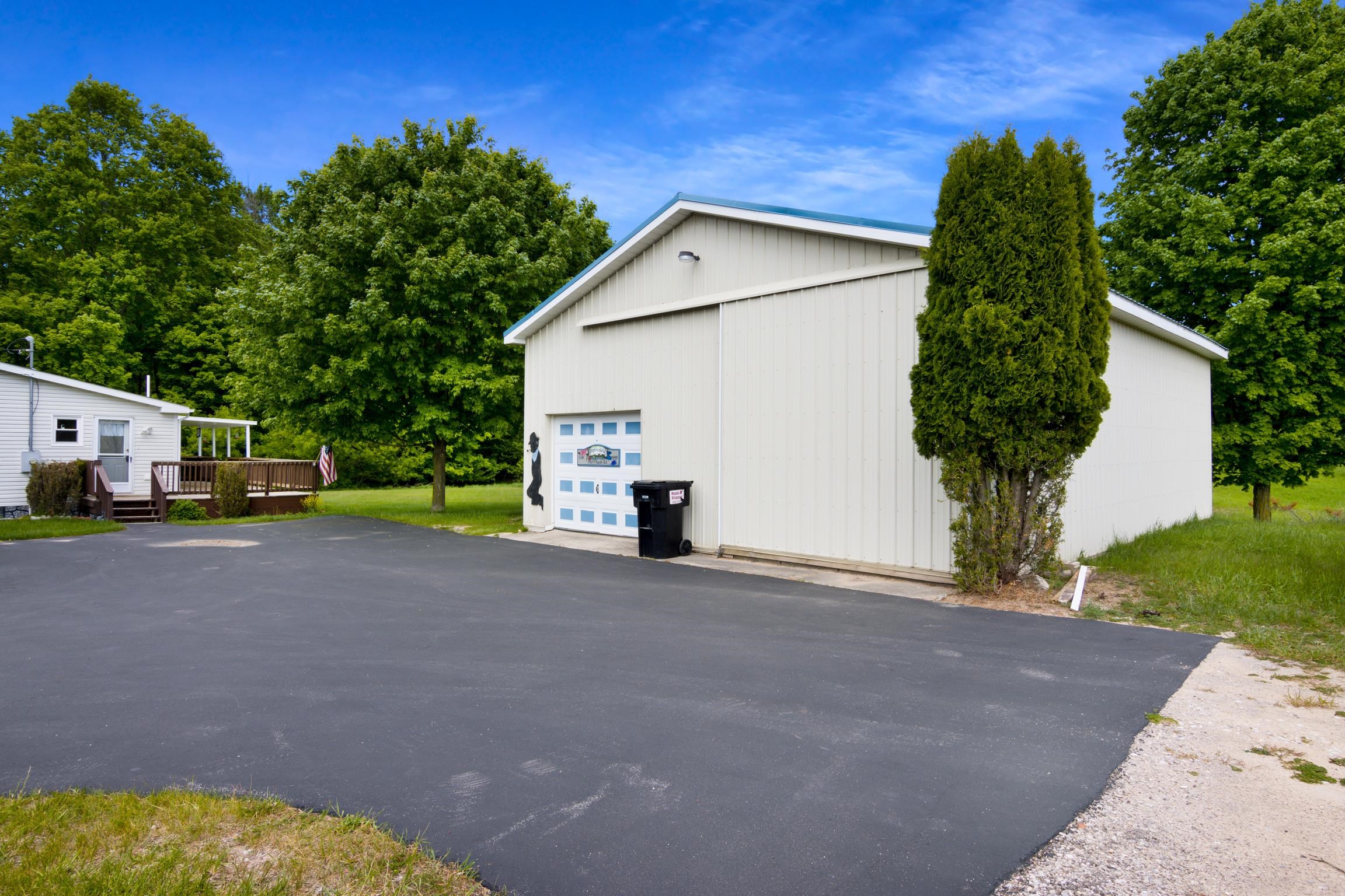 9101 South Nash Road Maple City, MI 49664 - Photo 4 of 29