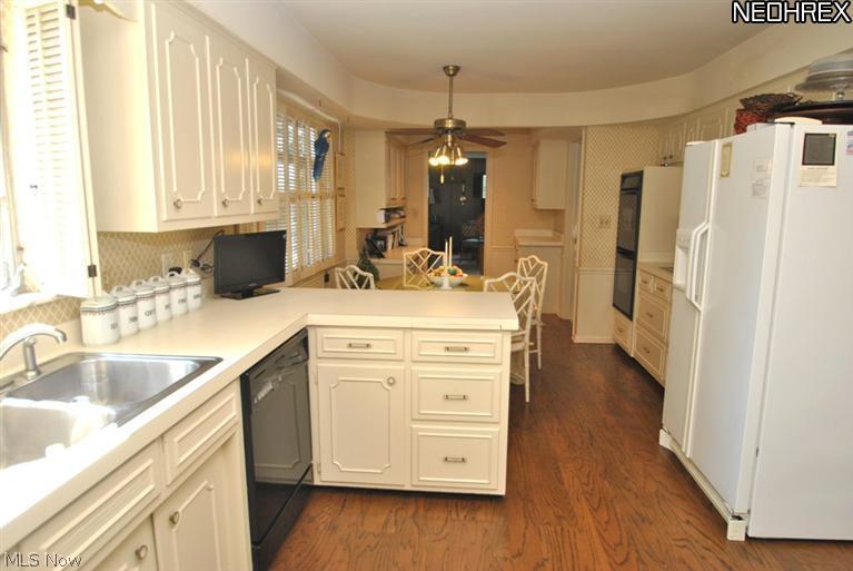 340 Tremont Road Akron, OH 44313 - Photo 11 of 25 Notice the ceiling detail, with a rounded soffit, adding architectural interest to this large kitchen.