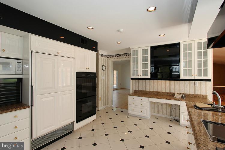 11107 Glen Road Potomac, MD 20854 - Photo 18 of 30 Kitchen