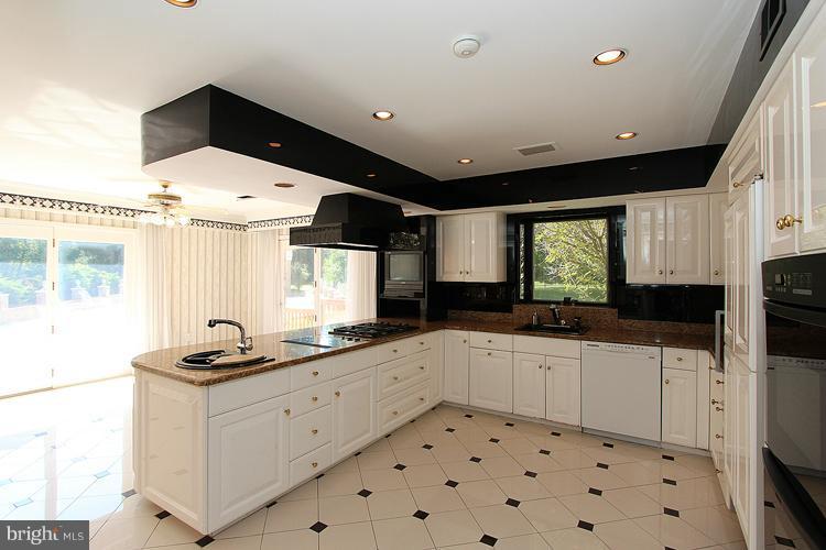 11107 Glen Road Potomac, MD 20854 - Photo 3 of 30 Kitchen