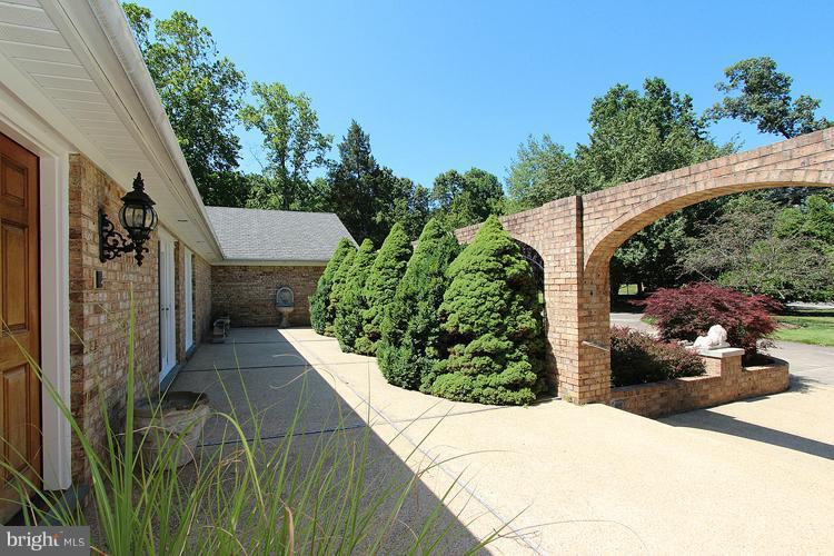 11107 Glen Road Potomac, MD 20854 - Photo 7 of 30 Exterior (Front)