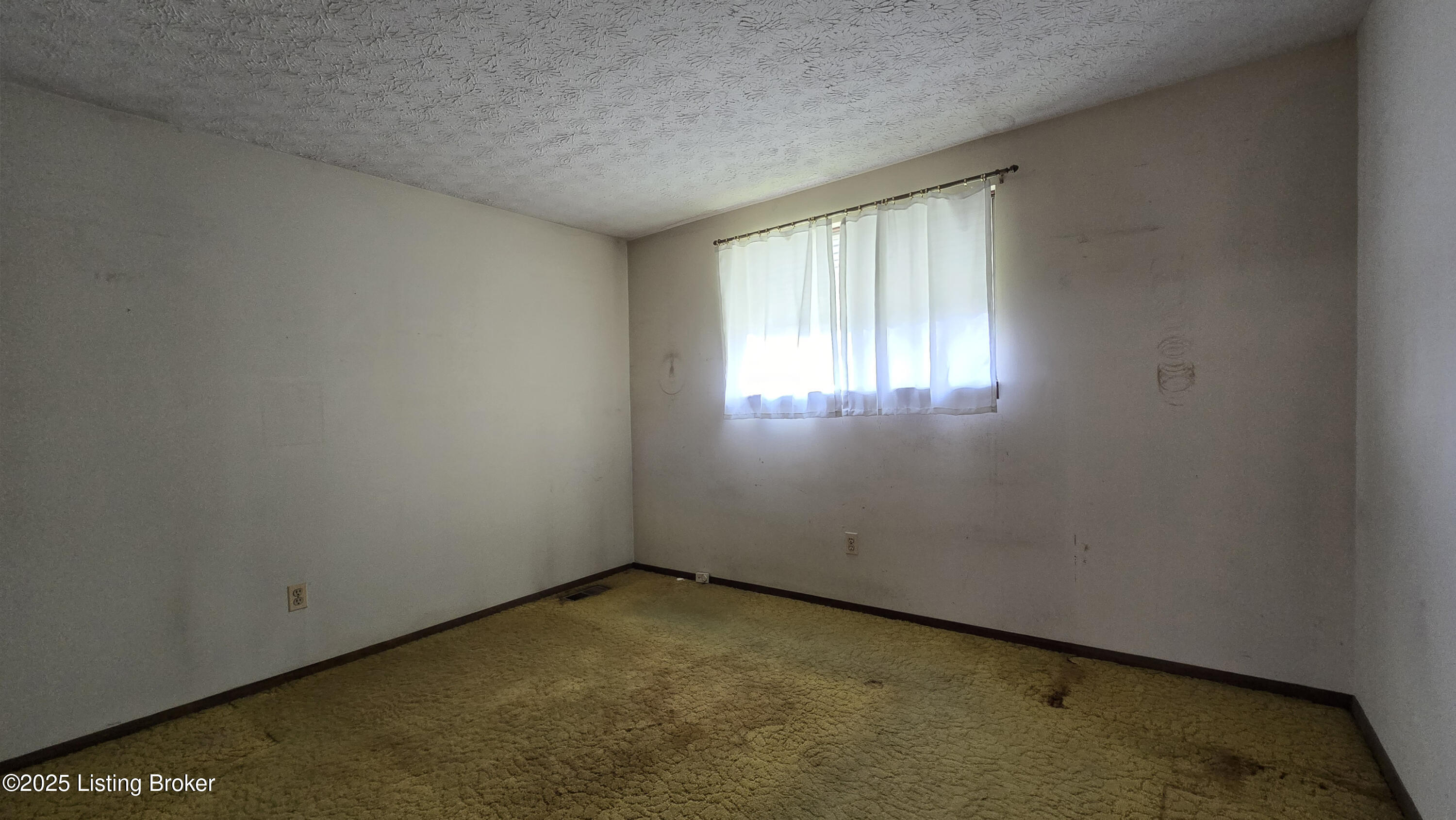 5000 Oldshire Road Louisville, KY 40229 - Photo 8 of 22 20250923_123806
