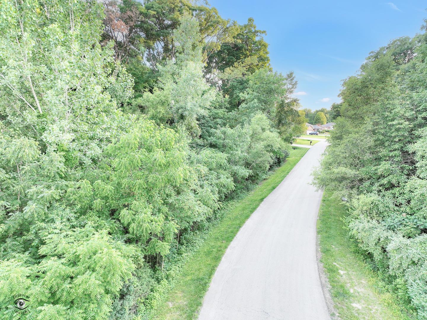 1268 Deer Path Kankakee, IL 60901 - Photo 3 of 14 a view of a garden