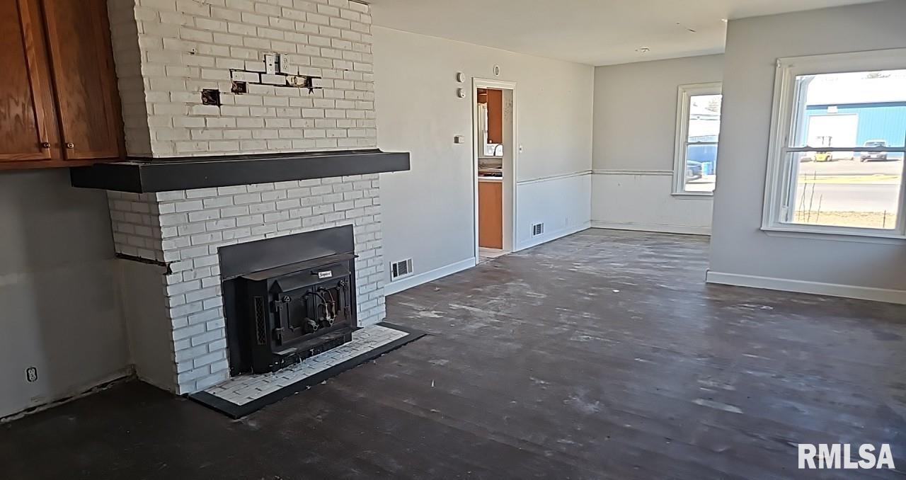 200 West Delaware Street Fairfield, IL 62837 - Photo 11 of 20 a view of a livingroom with a fireplace