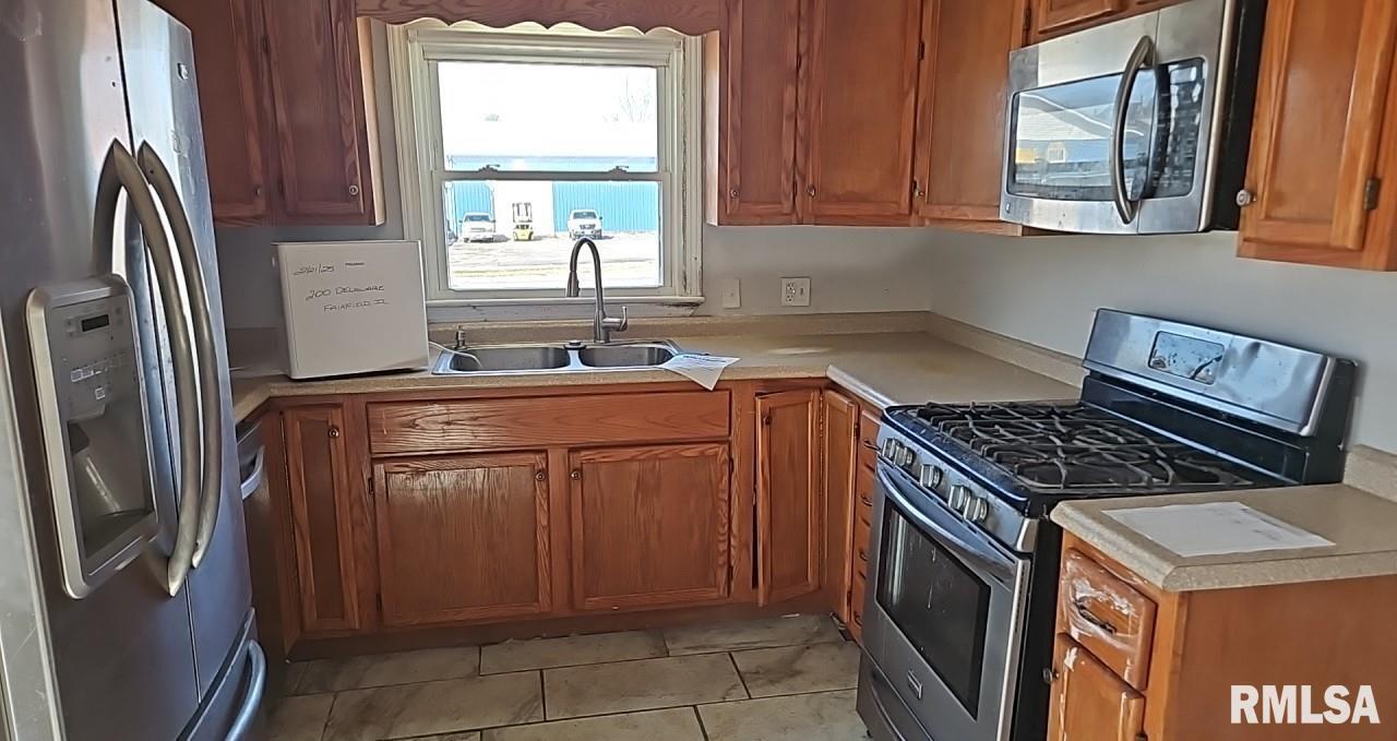 200 West Delaware Street Fairfield, IL 62837 - Photo 14 of 20 a kitchen with stainless steel appliances granite countertop a sink stove and refrigerator