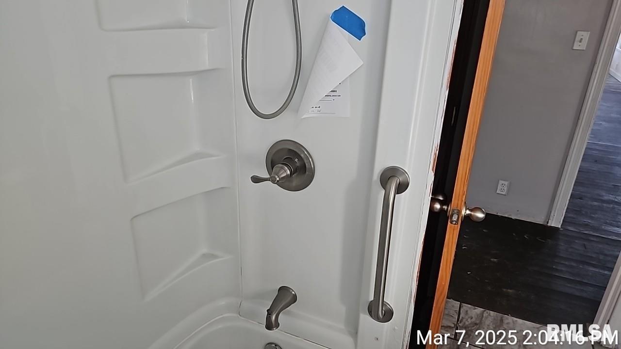 200 West Delaware Street Fairfield, IL 62837 - Photo 18 of 20 a bathroom with a shower