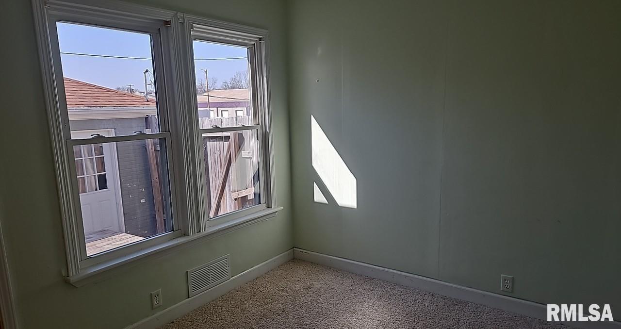 200 West Delaware Street Fairfield, IL 62837 - Photo 19 of 20 a view of an front door