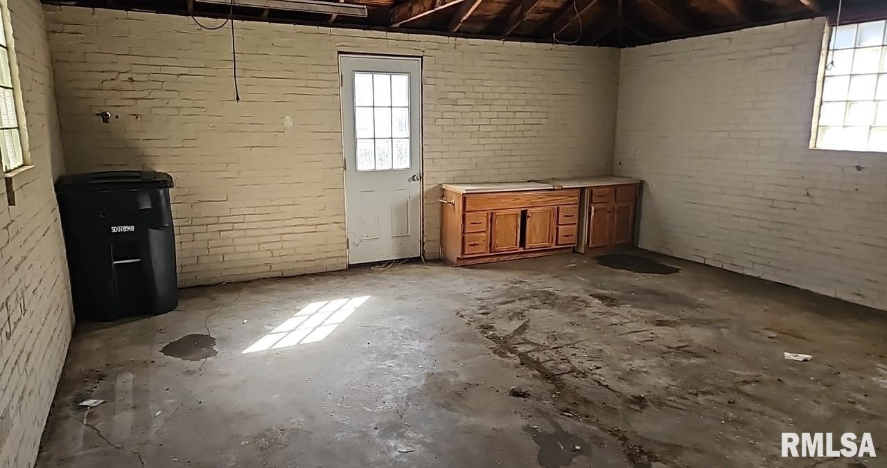 200 West Delaware Street Fairfield, IL 62837 - Photo 9 of 20 a view of a door in an empty room