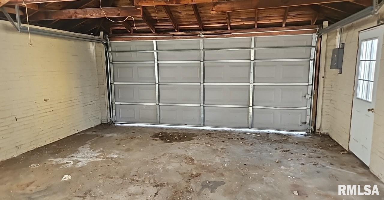 200 West Delaware Street Fairfield, IL 62837 - Photo 10 of 20 a view of an empty room
