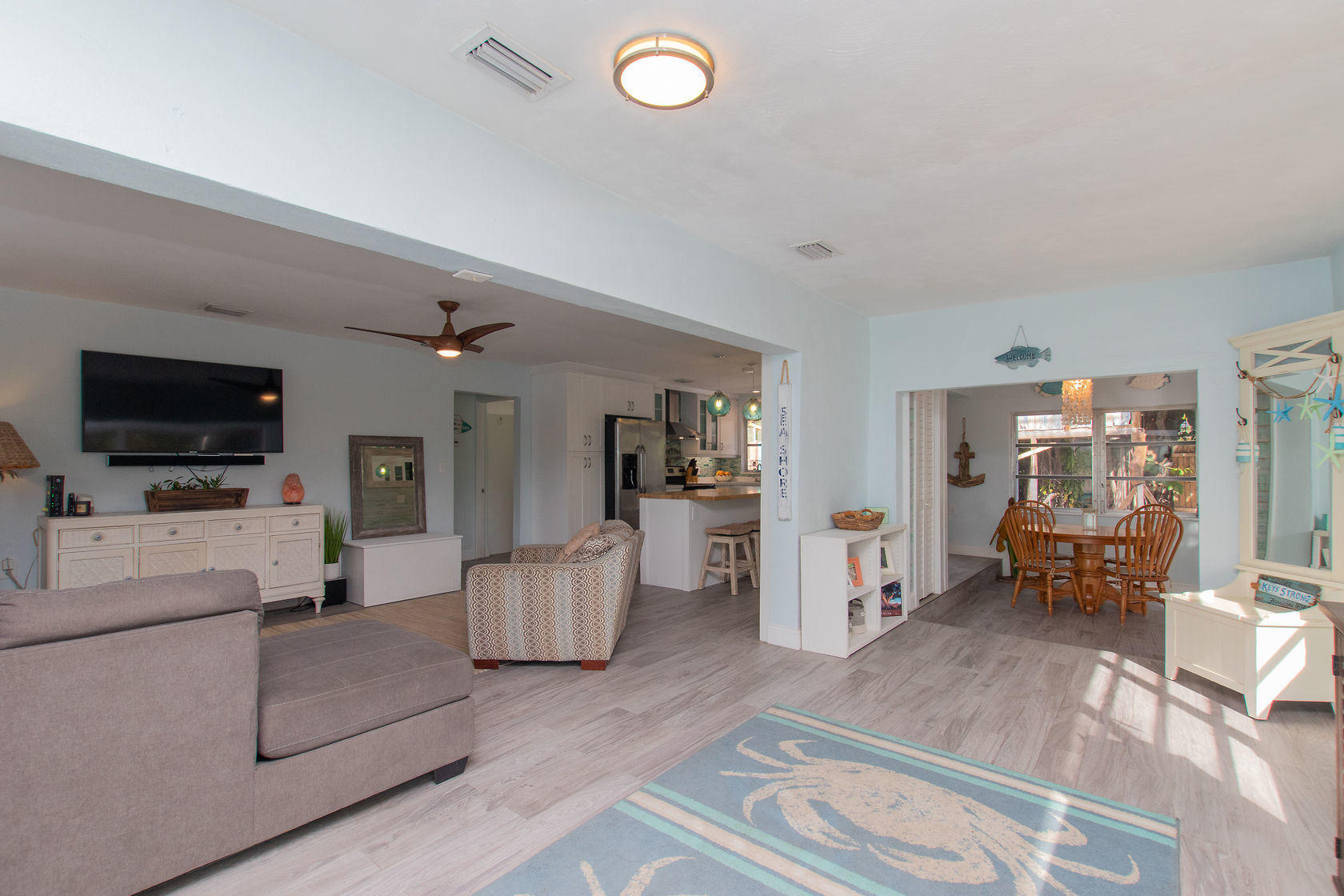 527 Plante Street Key Largo, FL 33037 - Photo 4 of 39 Foyer View 2
