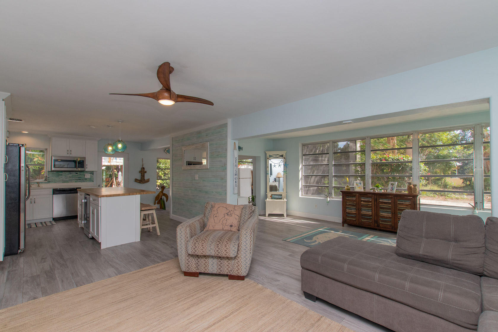 527 Plante Street Key Largo, FL 33037 - Photo 7 of 39 Living Room View 3