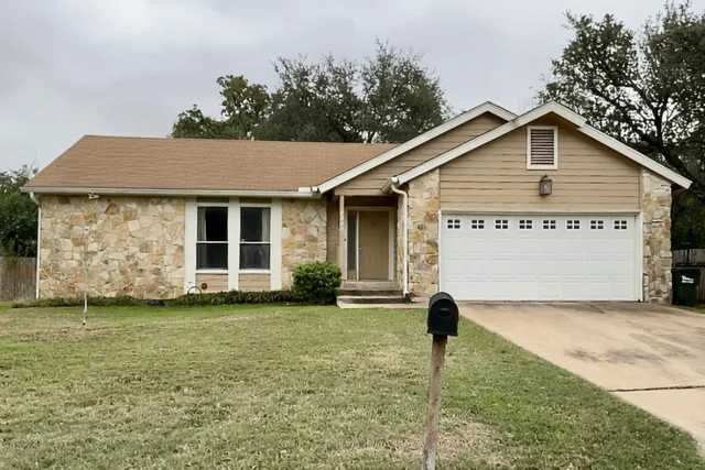 a view of a house with backyard and garden