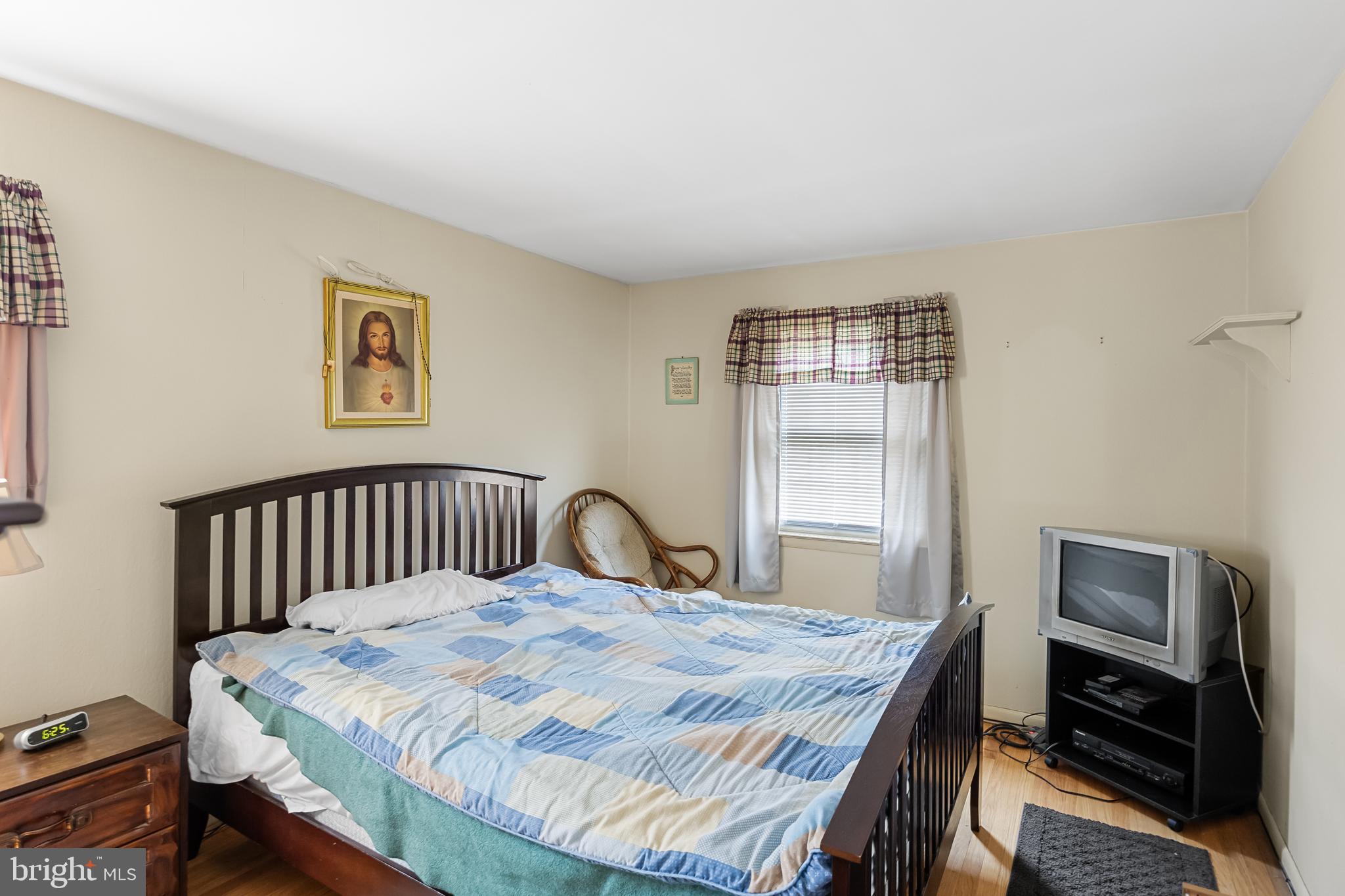 28 Elmgate Road Marlton, NJ 08053 - Photo 20 of 25 a bedroom with a bed and a window