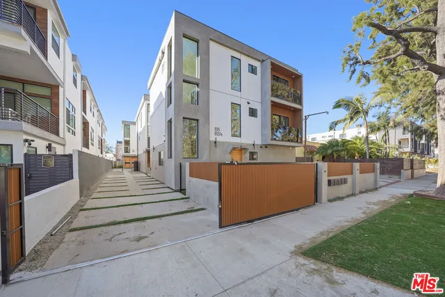 $4,578 | 819 North McCadden Place, Unit 2, Los Angeles, CA 90038