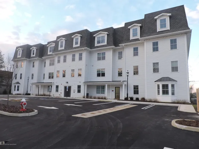 $2,850 | 92 Drs James Parker Boulevard, Unit 207, Red Bank, NJ 07701