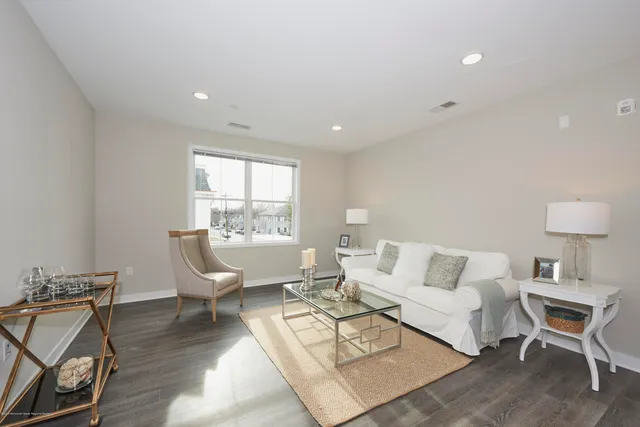 $2,850 | 92 Drs James Parker Boulevard, Unit 207, Red Bank, NJ 07701