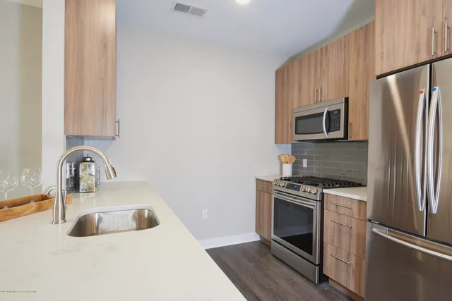 $2,850 | 92 Drs James Parker Boulevard, Unit 207, Red Bank, NJ 07701