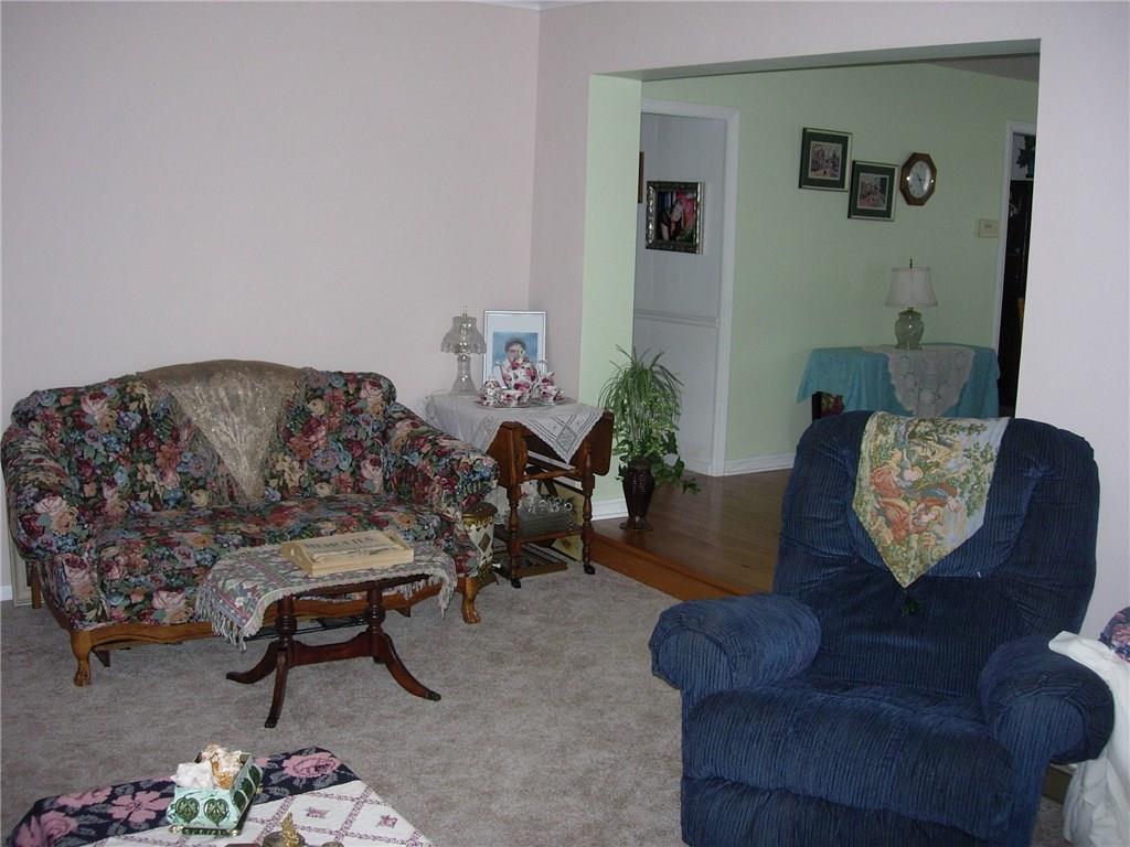 2610 Old Pittsburgh Road New Castle, PA 16101 - Photo 10 of 23 Living room