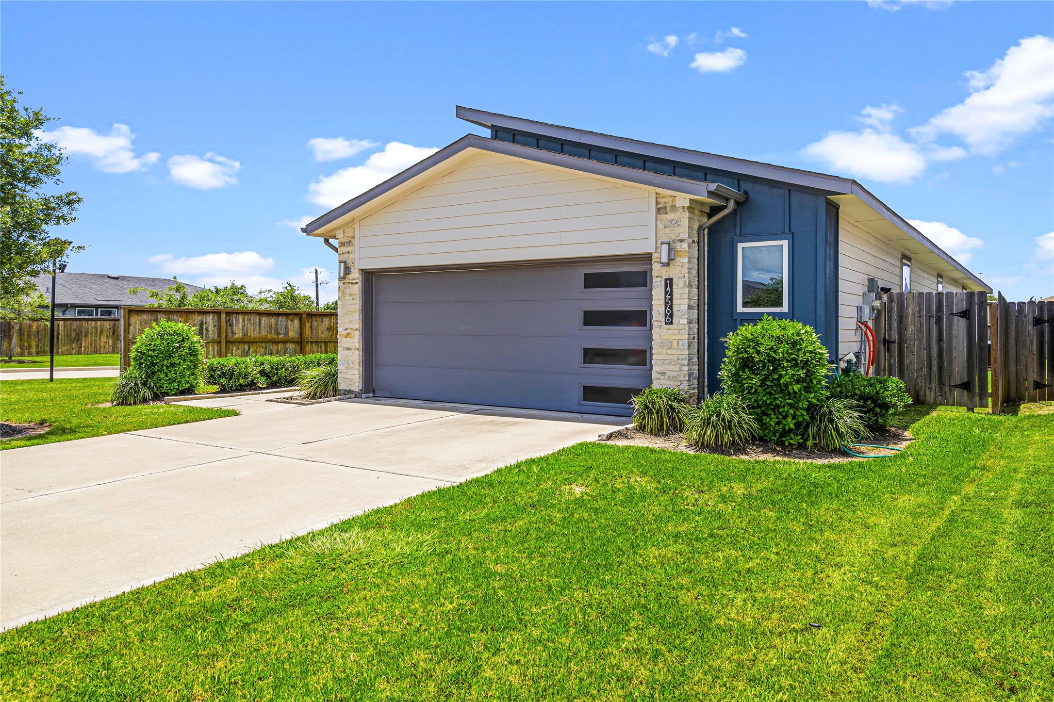 12566 Fleet River Road Houston, TX 77047 - Photo 2 of 30 Beautiful corner lot