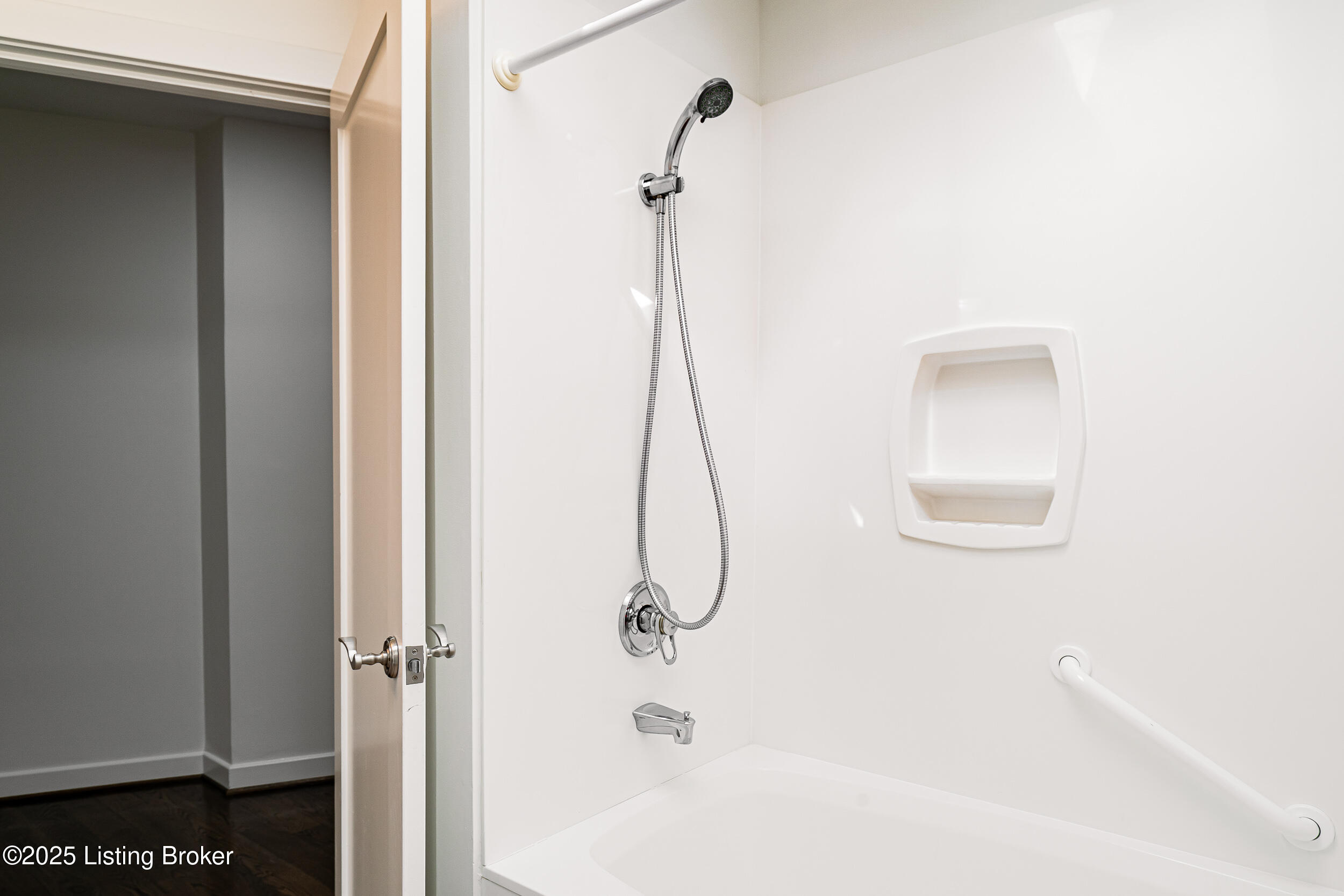 4228 River Road Louisville, KY 40207 - Photo 65 of 81 2nd Full Bathroom